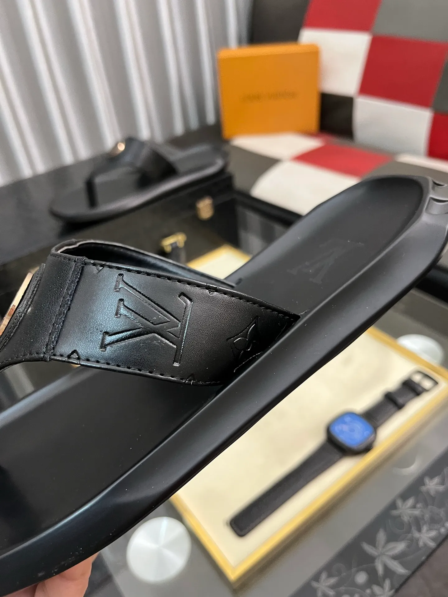 Men's shoes 💰260⌚️⌚️lv-Louis Vuitton) new men's sandals, high-end boutique, exquisite embossed logo decoration on the upper, fine workmanship, super soft soles, casual, loose and comfortable, a must-have in summer! \nsize: 38-443️⃣Colors available
